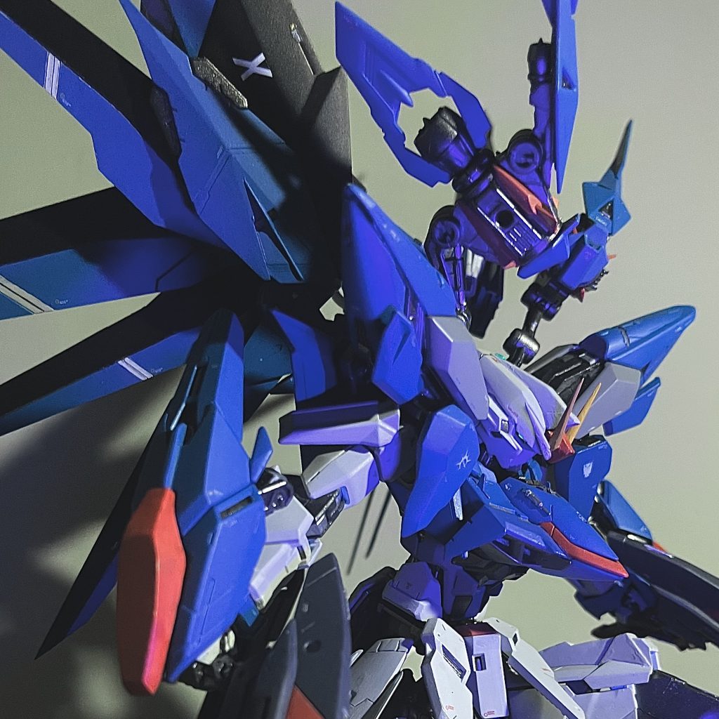 ツインアイ等のセンサー部分は蛍光塗料で発光表現元キットの腰に装着するライフルは、SEEDFREEDOMに登場した試製35式レールガンを意識して加工・塗装