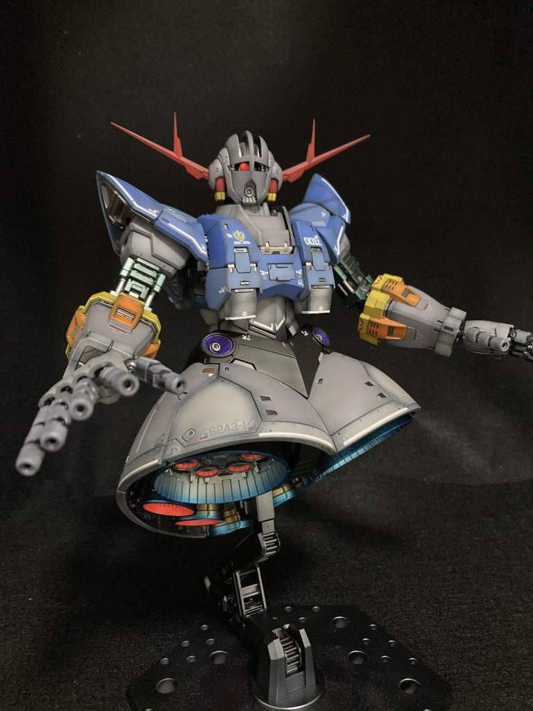 指にはアドバンスドMSジョイントが使われてるので、塗装をどうしたものかと悩みましたが、アクリジョンのベースカラーを吹いてから、頑張ってマスキングして塗装しました。