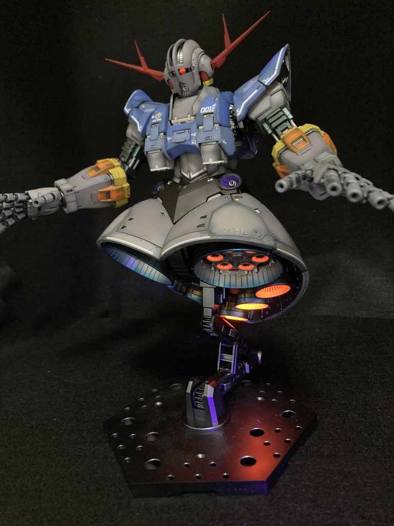 バーニアの赤部分とモノアイは蛍光塗料で塗装して、ブラックライトで光るようにしてみました。