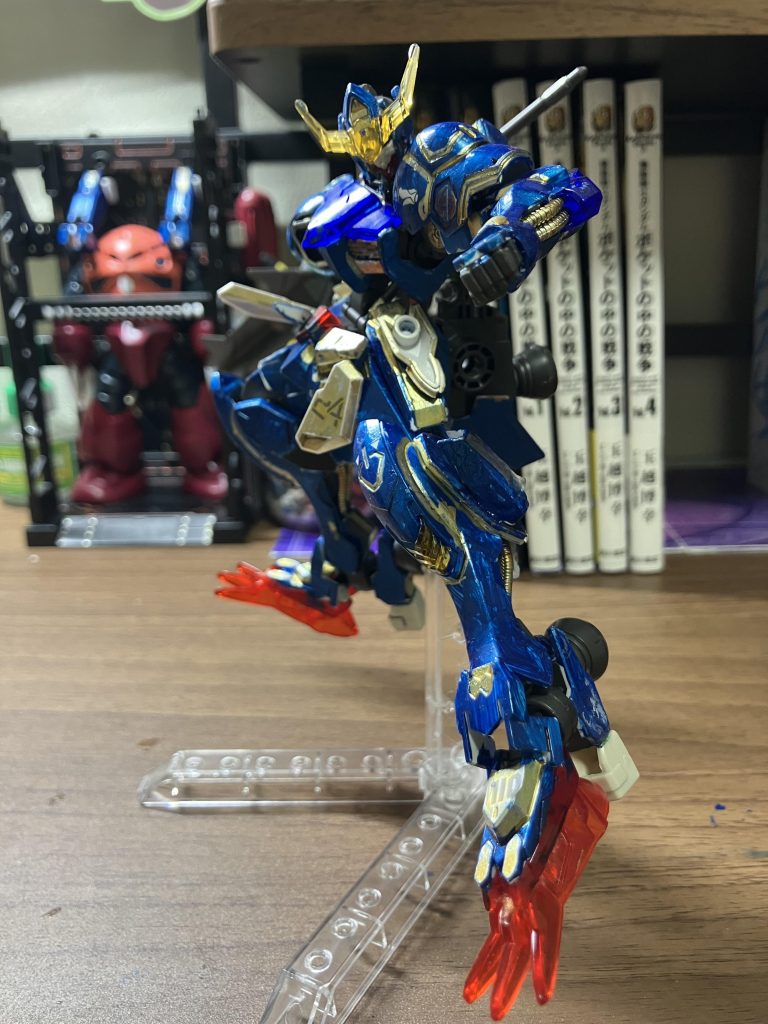 なんでバルバトスを青で塗ったかと言うと俺はこれを作ってた時青色の塗料を初めてゲットして初めての塗料で塗ったからでござる。これはとても思い出深い作品になったでござる。