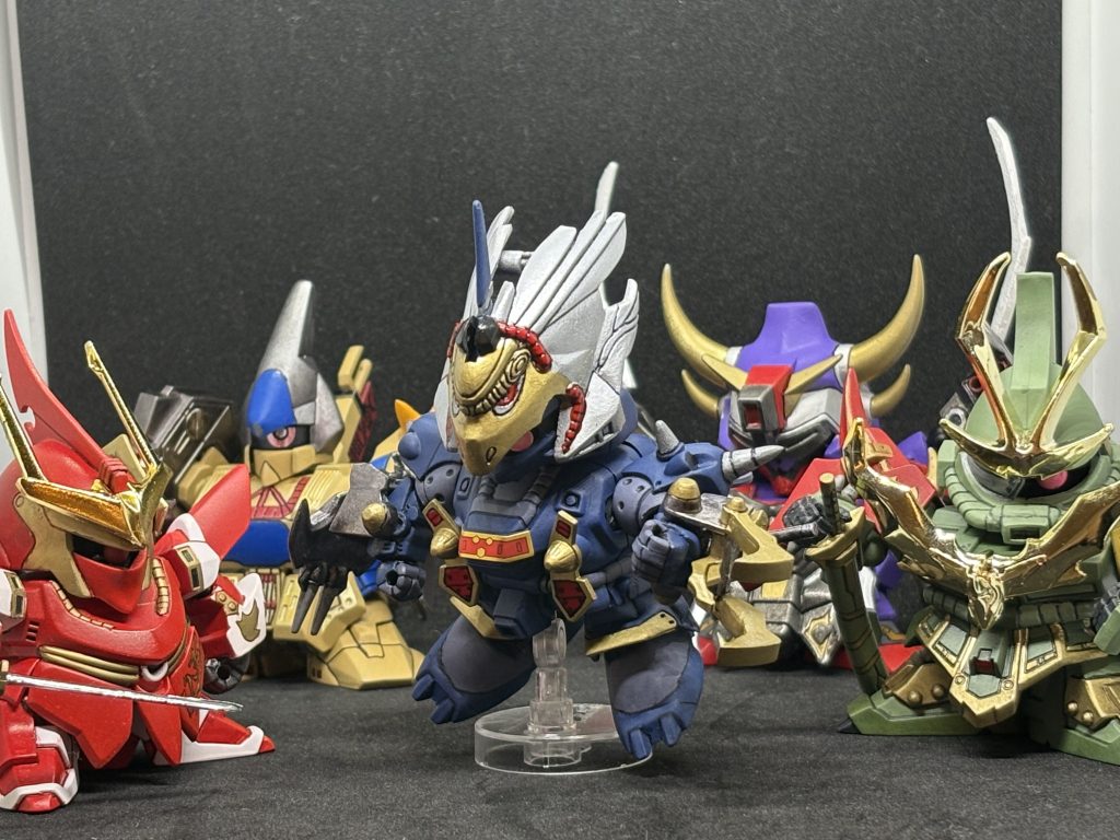 闇軍団の五人衆勢ぞろい。色のバランスがとても良い。闇のキャラクターは、左右非対称であったりモノアイであったり、ガンダムと違った面があって作り甲斐がありますね。
