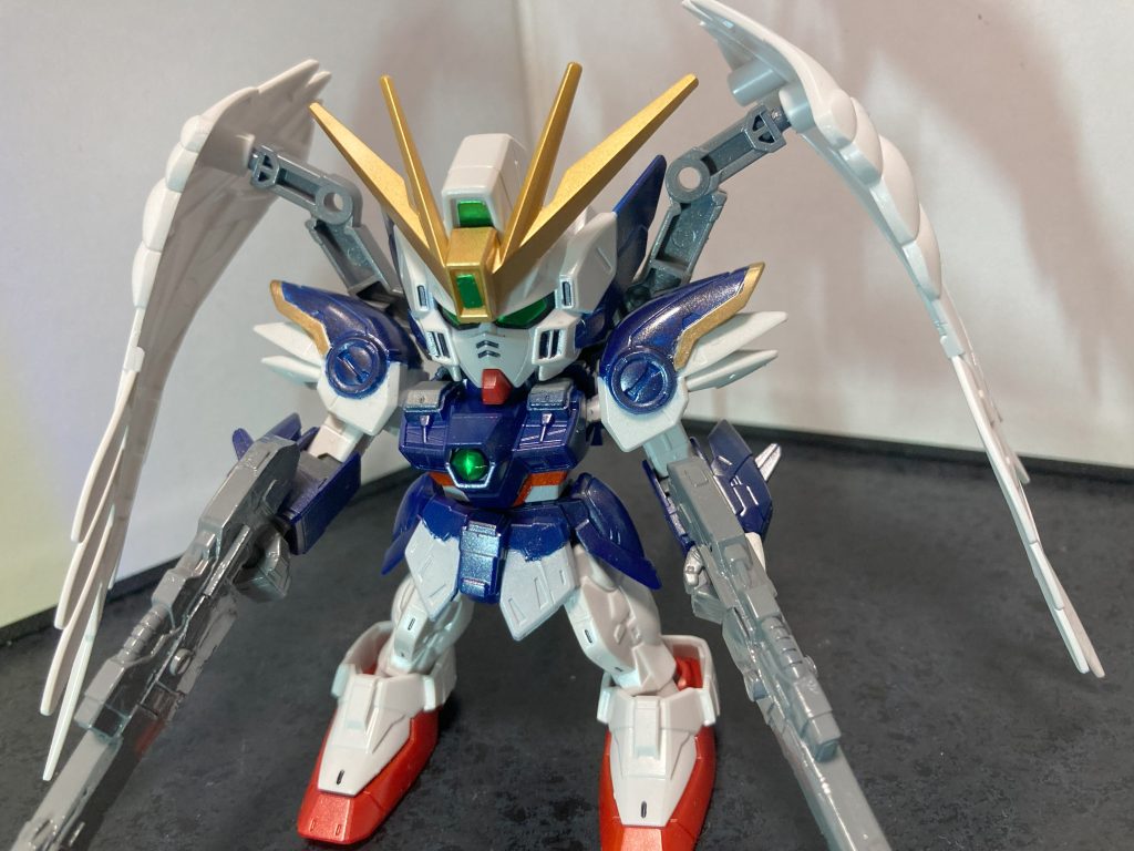 本体と肩はマスキング地獄の割に仕上がりが今一つなのは反省。武器はもともと成形色がボディと同じなので塗装必須。フロントスカート以外の白部分は成形色にパールと光沢クリアで仕上げています。