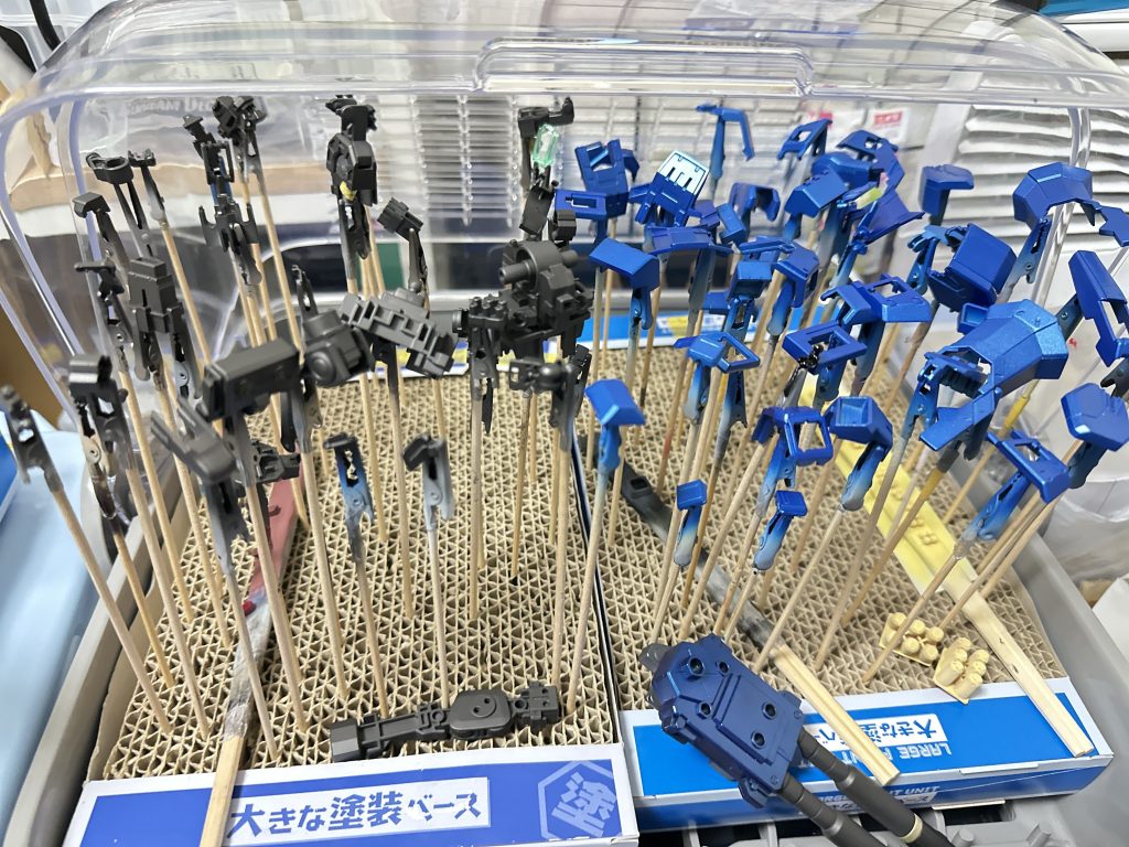 MGのパーツをいっぺんに塗装できるほどの、制作環境に無いので、コツコツ塗ってます。