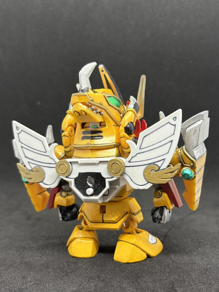 肩アーマーの緑石は100均一ラインストーンにガンダムマーカーメタリックグリーン直塗り。獣形態で口となる部分が大きく開くよう一部クリアランス。