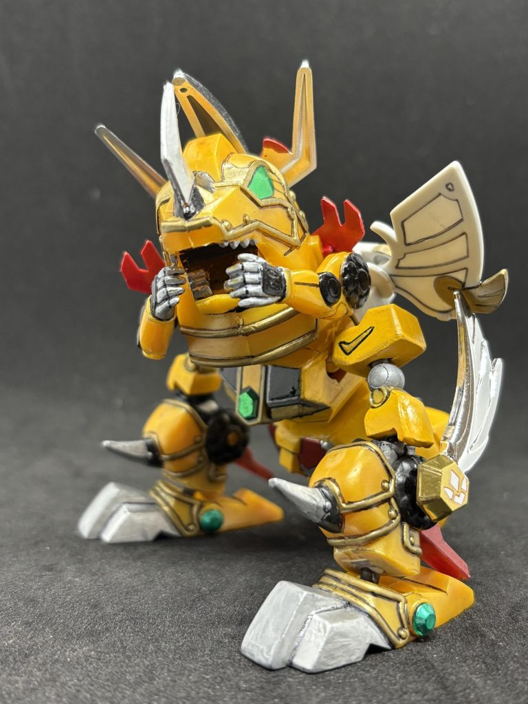 獣形態の腕をボールジョイントに変更。肩鎧だった脚部は分割してポリキャップ接続。踏ん張ってファイティングポーズ!としてみましたが、「はわわ…」みたいになりました。