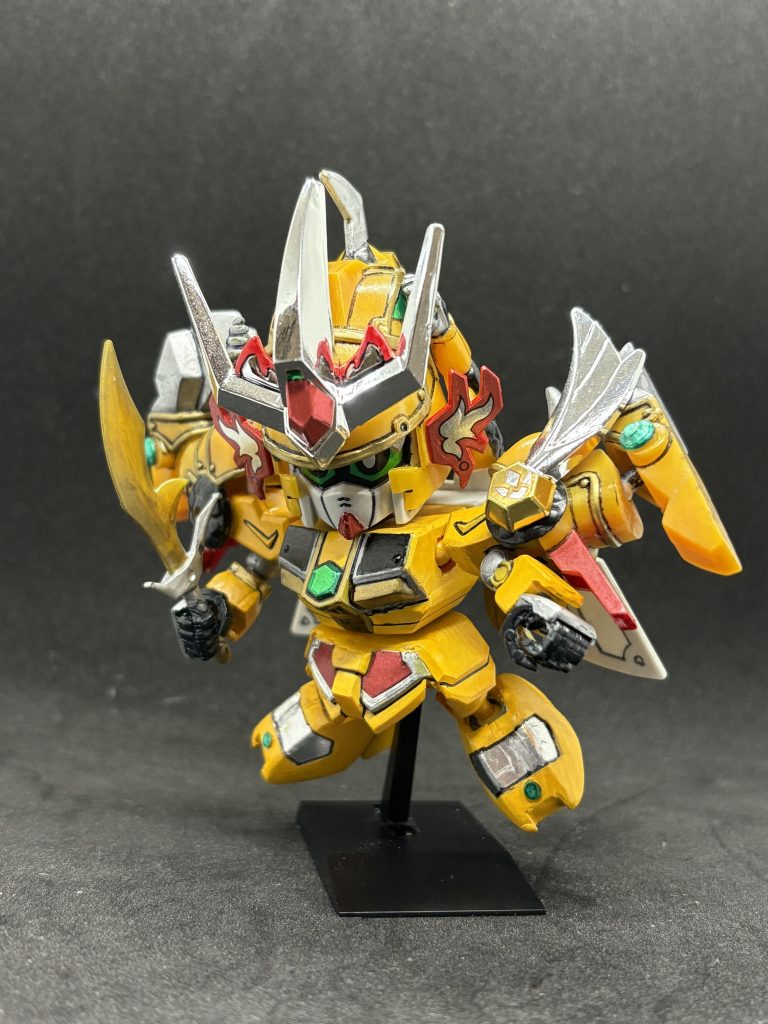 SDガンダム烈伝の作例ポーズ。素組みだと、下半身が小さく頭でっかちな印象。しかし、余りパーツなく獣形態と両立できる技術には脱帽です。