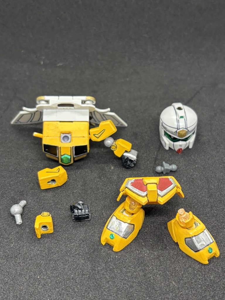 腰部のサイドアーマーはプラバンを貼って左右に拡張。