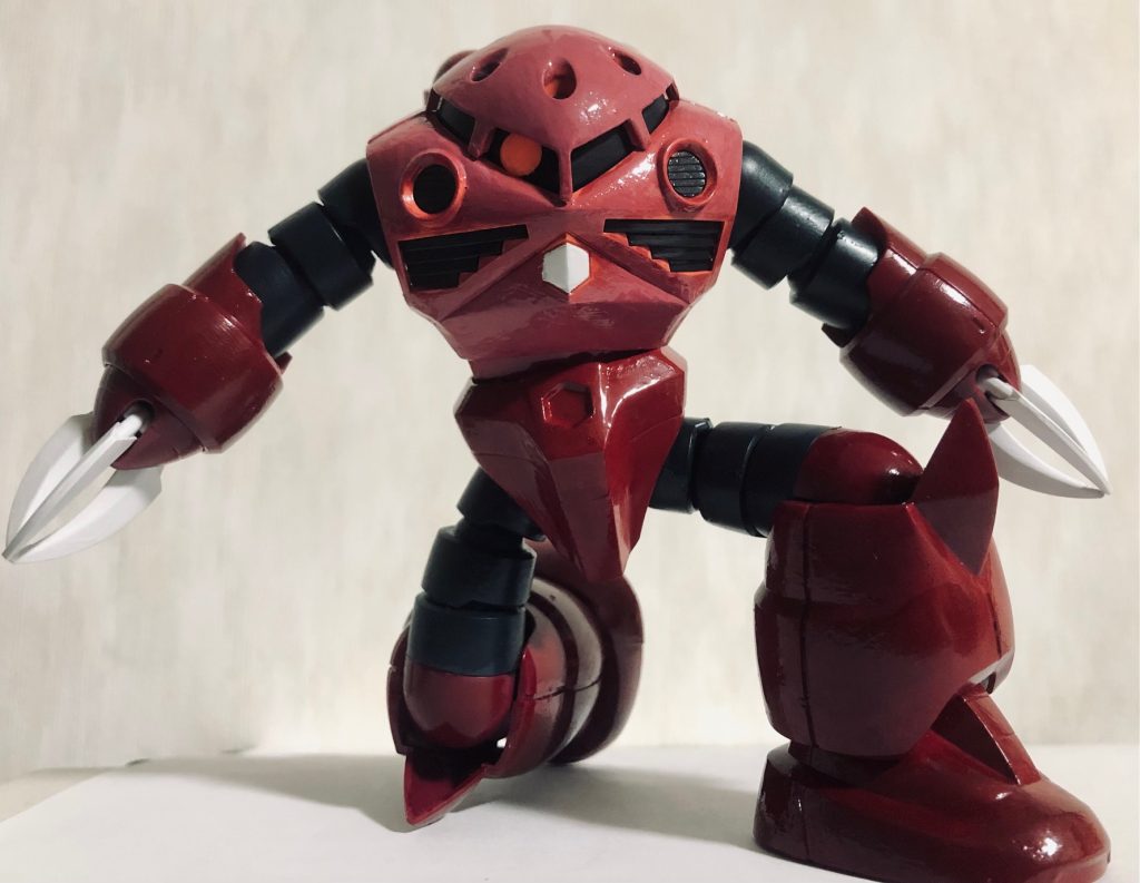 ただ、2000年頃のキットなのか、あまり深くかがませられないのが欠点である。またひざのポリキャップの接続が緩いのかへたりやすい。自分はこれがすごく気になったので、旧キット版をベースに改造する事にした。