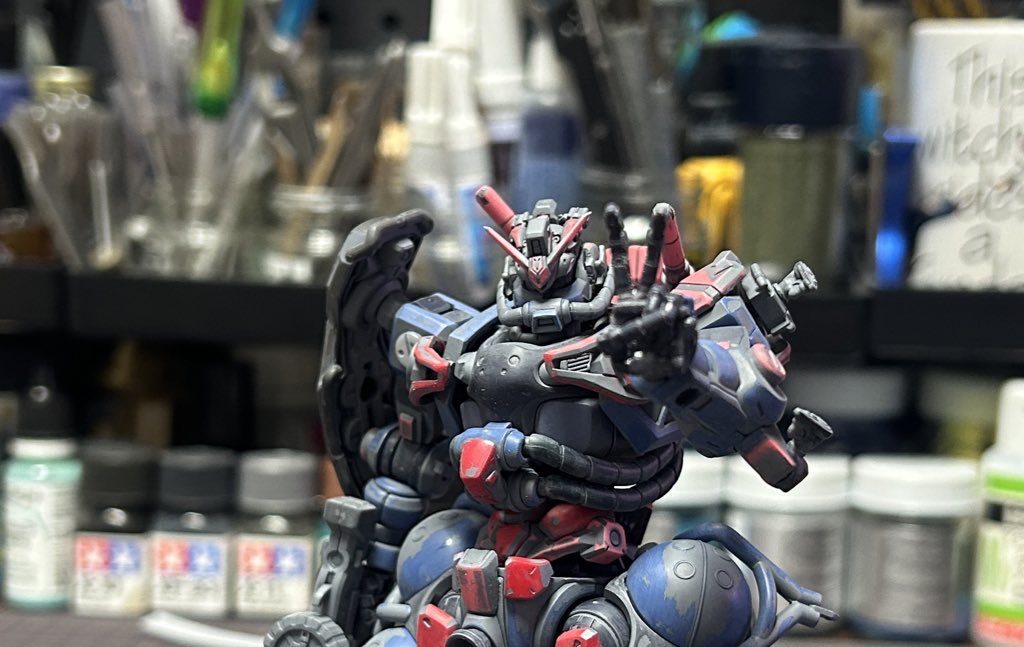 ピースピース、イエー!!軍警ザクの平手と握り手のミキシング。平手の指切り離し、手付け根にちょっとナイフで切れ込み入れたとこに流し込み接着剤(速乾じゃないもの)を塗って柔らかくなったところで少しづつV字に指を開いていくとできます。硬化したら瞬着塗って補強。握り手と親指切り取ったパーツを貼って完成。といった流れです。あまり注目されないかもですが手の甲も赤いガンダムのパーツ切り取って貼ってます。