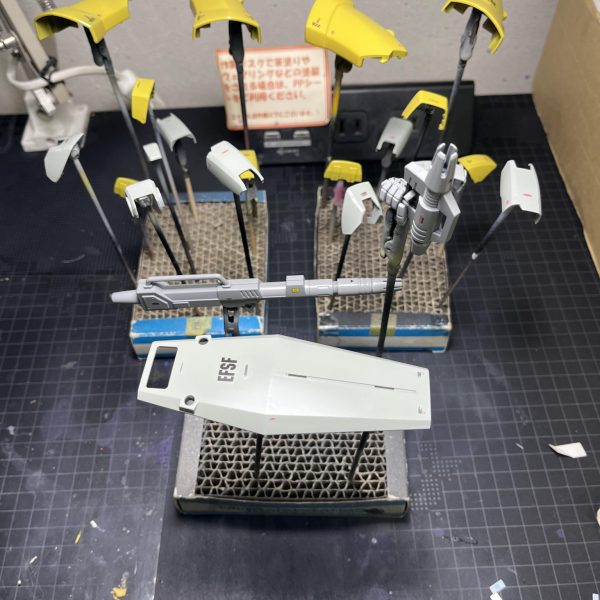 今作ってる作品の進捗その3。すっごくのんびりですが、デカール貼り付けてます😃（3枚目）