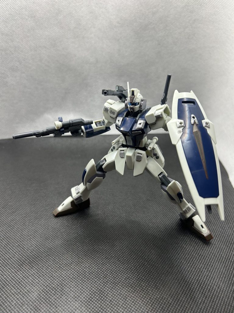 “ハーゲルレーゲン”小型超速レールキャノン右側のストライカーパックに装備。連射性が優れている為、中距離戦闘に対応されている。