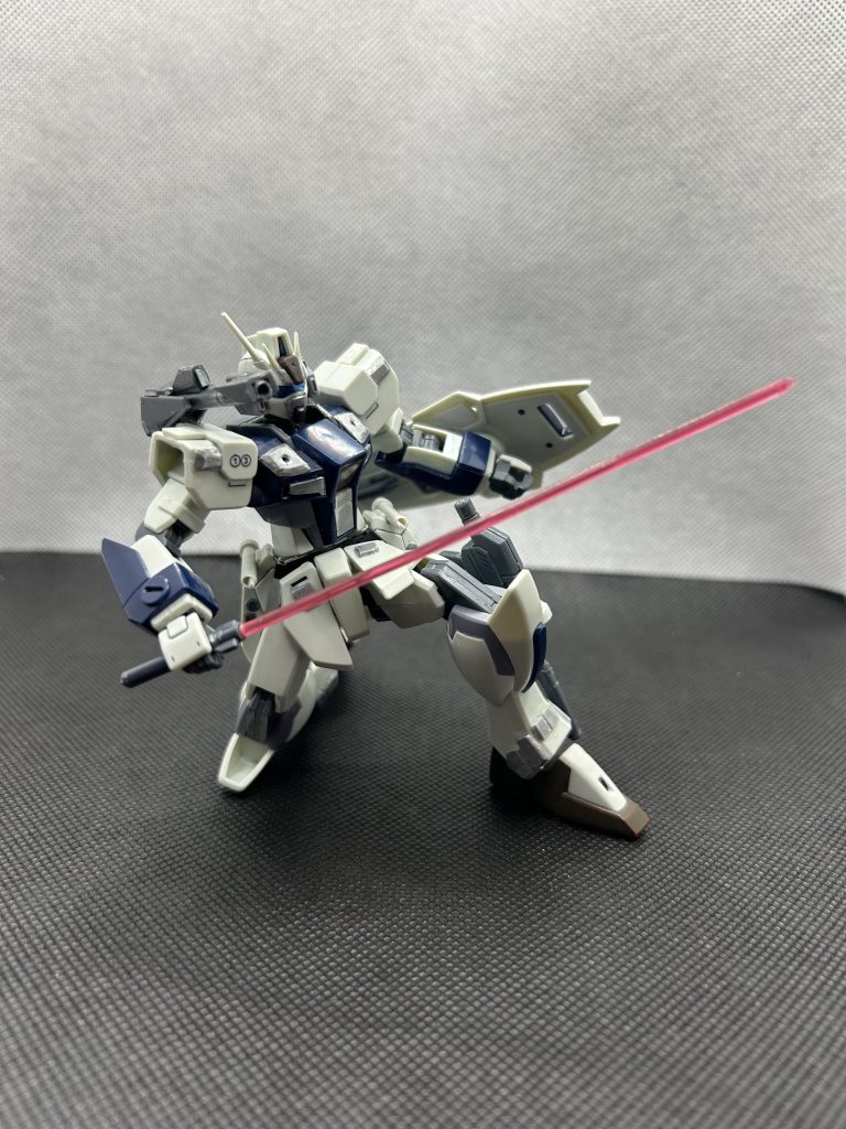 ES01EB ビームサーベルストライクダガーとの形状に似たビームサーベル。しかし、試作段階であった為使用される場合エネルギー消費が悪化してしまう。