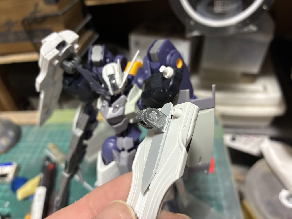 肩パーツはプラ板で加工しました。