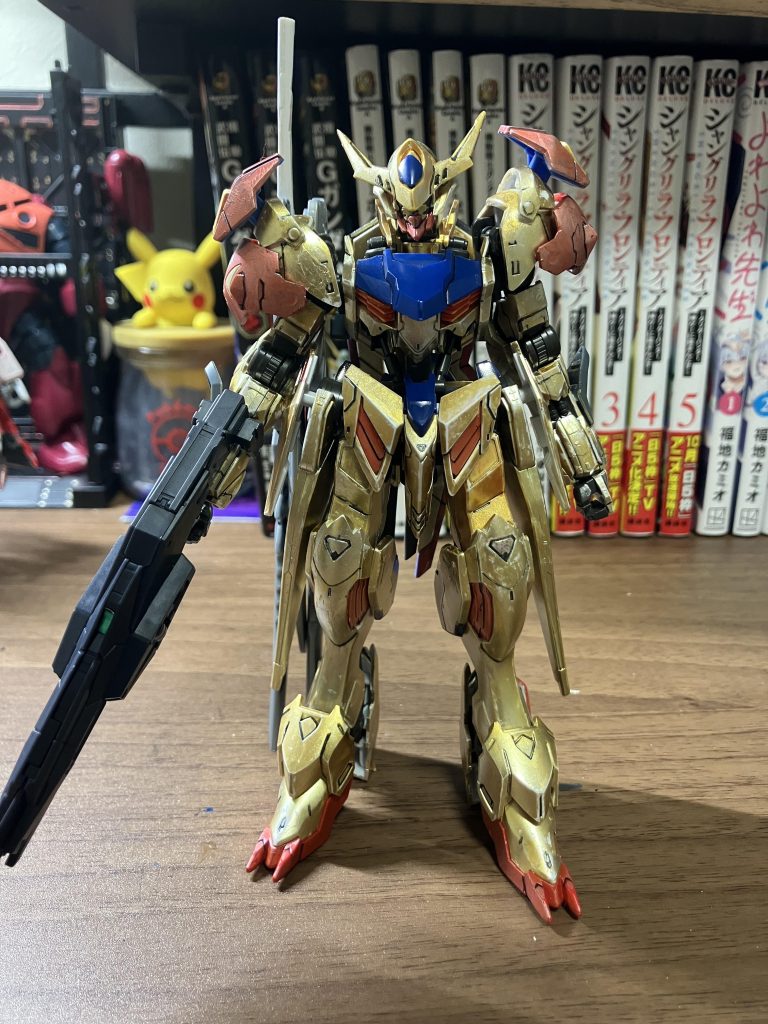 ゴッドバルバトスの時は青色でござったがゴットバルバトスルプスは金色でござる！やっぱり金色の機体ってかっこいいでござるよなぁ。