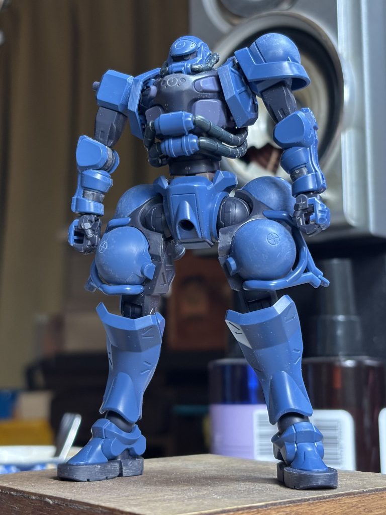 ▲制作過程2 鹵獲化が大方終わったところの一枚 ⚪︎+マークはマスキングじゃむずそうだったのでスジボリにしました ディバイダー最強 GQザク本当にいいデザインだなと思います なるべくまんま使いたかったですが腹の延長と首のメリ込み化だけしました