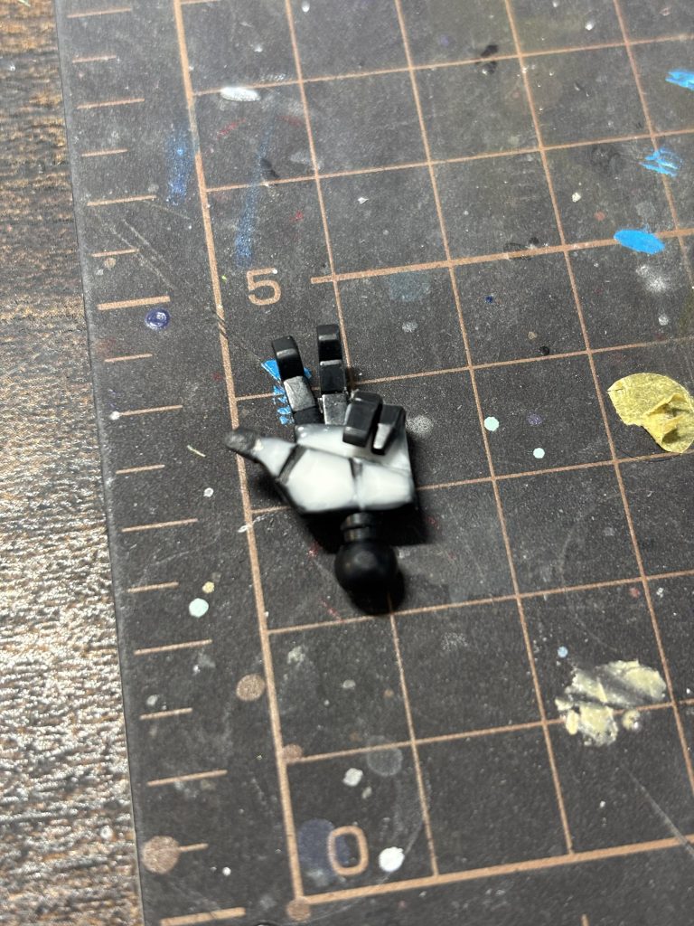 因みにナイトガンダムのようなピースっぽいハンドパーツがなかったので、平手パーツを改造して作り直しました。