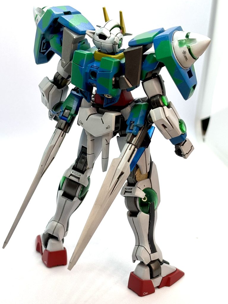 腰のビームサーベルはめっちゃ落ちるので接着しました。