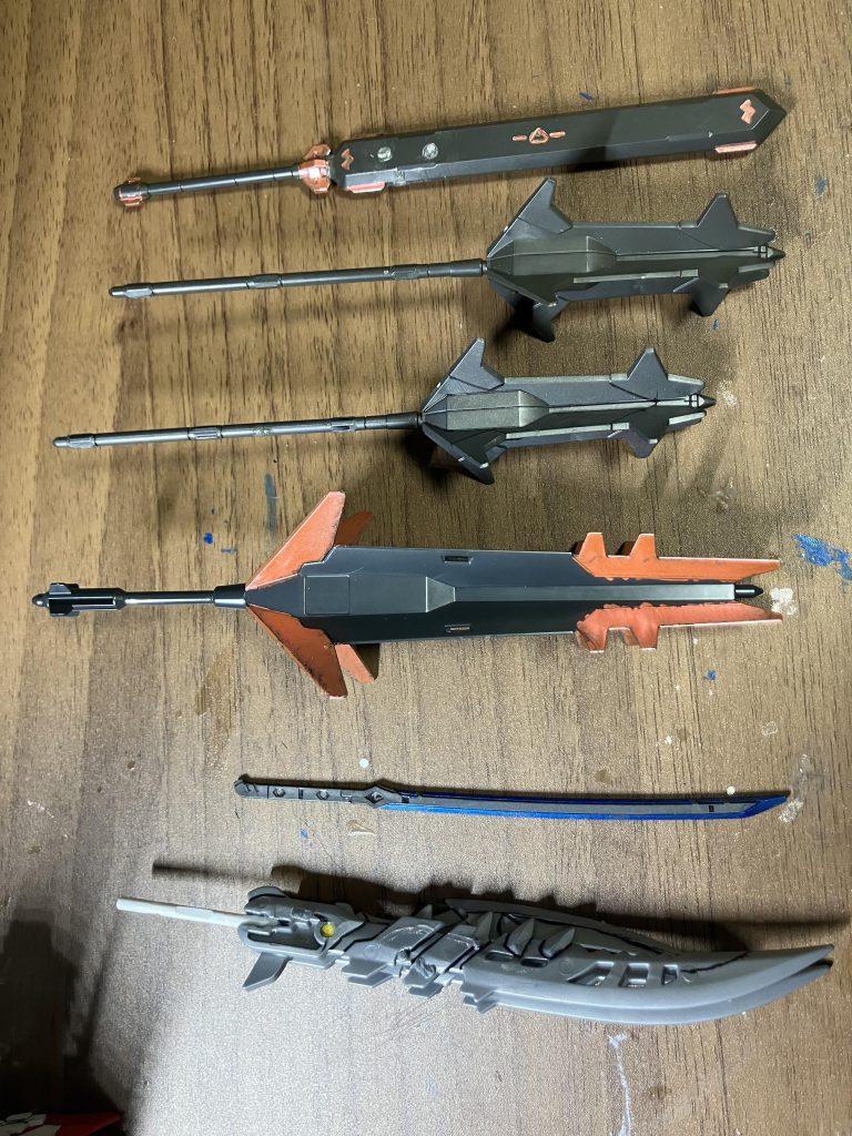 武装はメイスが2本とソードメイスが1本と巨大メイスが1本と太刀が1本とゴッドバルバトスルプスの時のワイルドメイスが1本でござる。