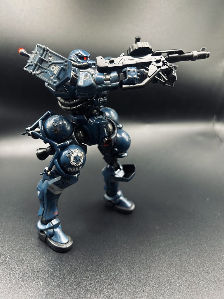 ダメージ加工部分はリューターで削りエナメルやウェザリングマスター等で汚れを表現しています。