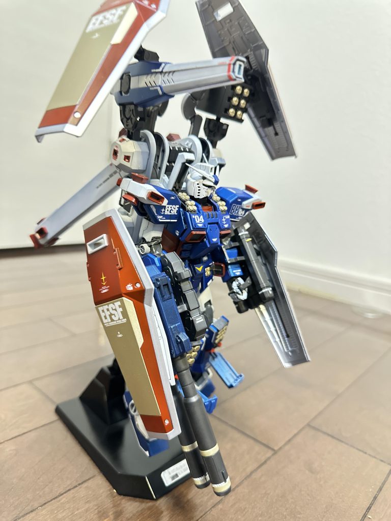 フルアーマーだけあって、重装備です!そのため、ポージングは接着しないでするのはムリです。上部二つのアーマーだけ、木工バンドで仮止めしてます。他の方も書いていますが、肩のジョインは脆弱で、すぐにネジ切れるとのことでしてので、ミニ四駆用のハードグリスをちょっとだけつけてます。スカート部分の、ボールジョイントに光沢トップコートが切っていたみたいで、こちらのパーツがポロポロ落ちます。仕方なく、接着しています。前後には可動します。ねじきれずに動かすことはできる様になったのですが、肩を脱臼した様にぷらぷらです。