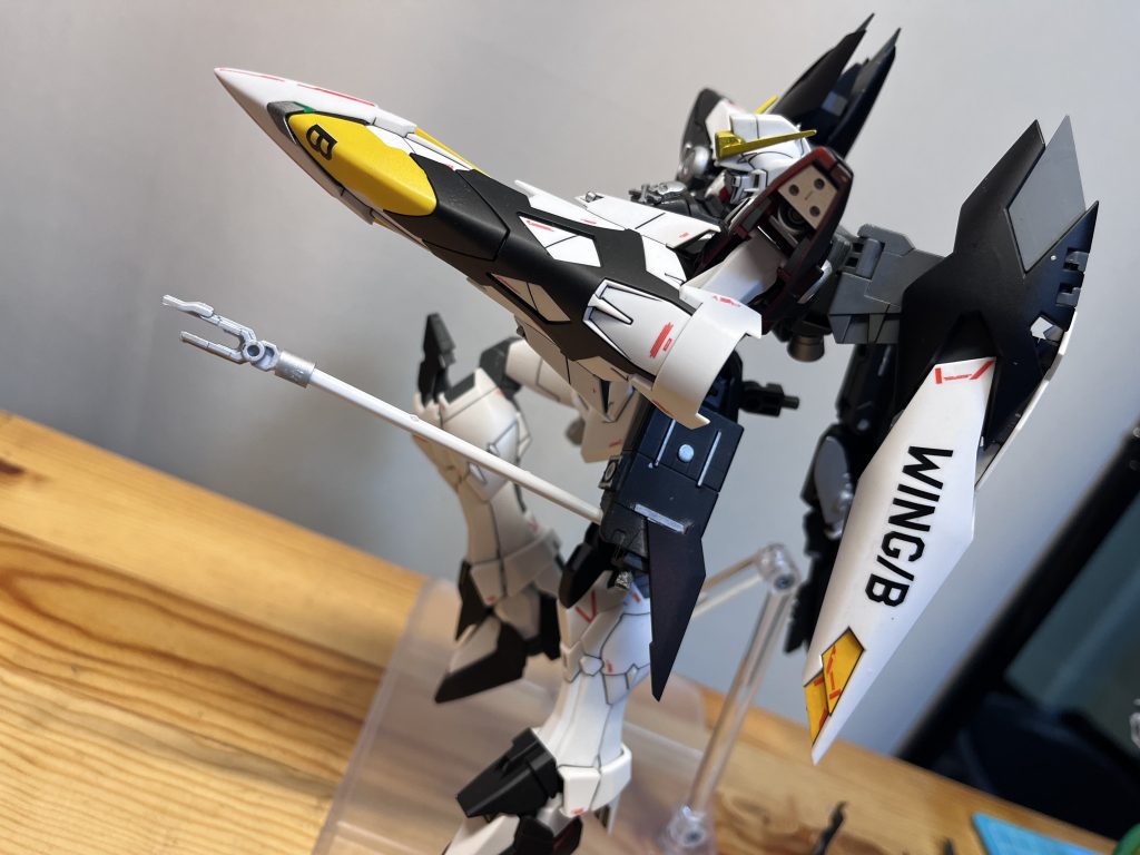 腰部からハーロックアームを展開。敵を至近距離まで近づけます。