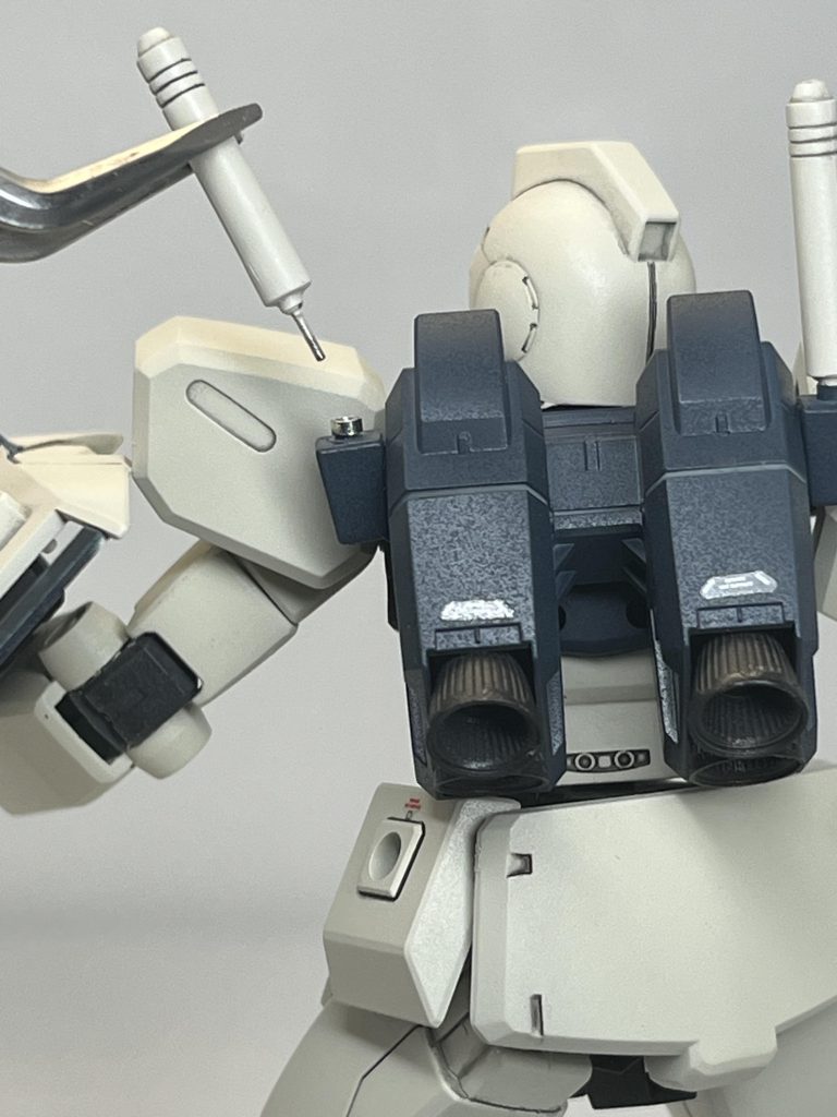 ギターの丸ピンソケットを使ってサーベルの脱着ギミック･金属感を出してみました。