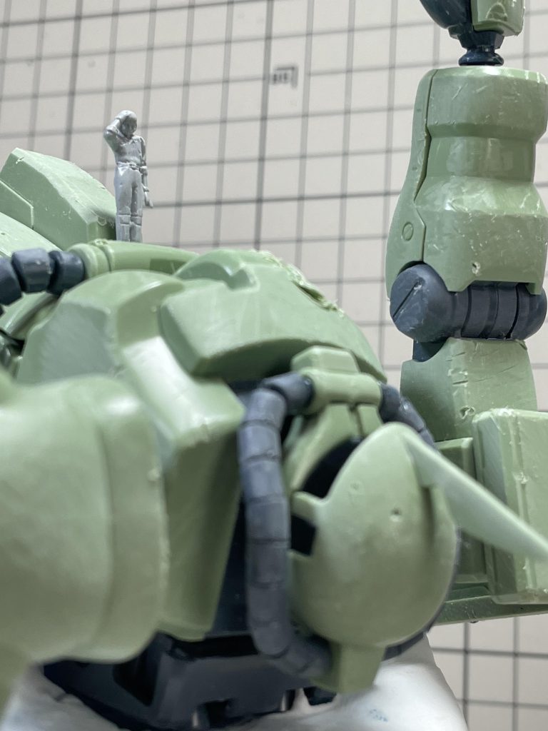 ザクはダメージ加工の後、グラデ塗装にウェザリング兵士はビルダーズパーツのヒトをミキシング