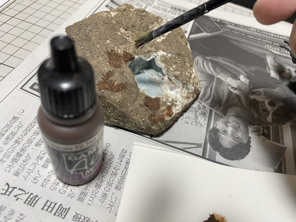 スタイロフォームの切り出しに木工ボンドで庭の土をふりふり…土が付かなかった部分はファレホで筆塗り