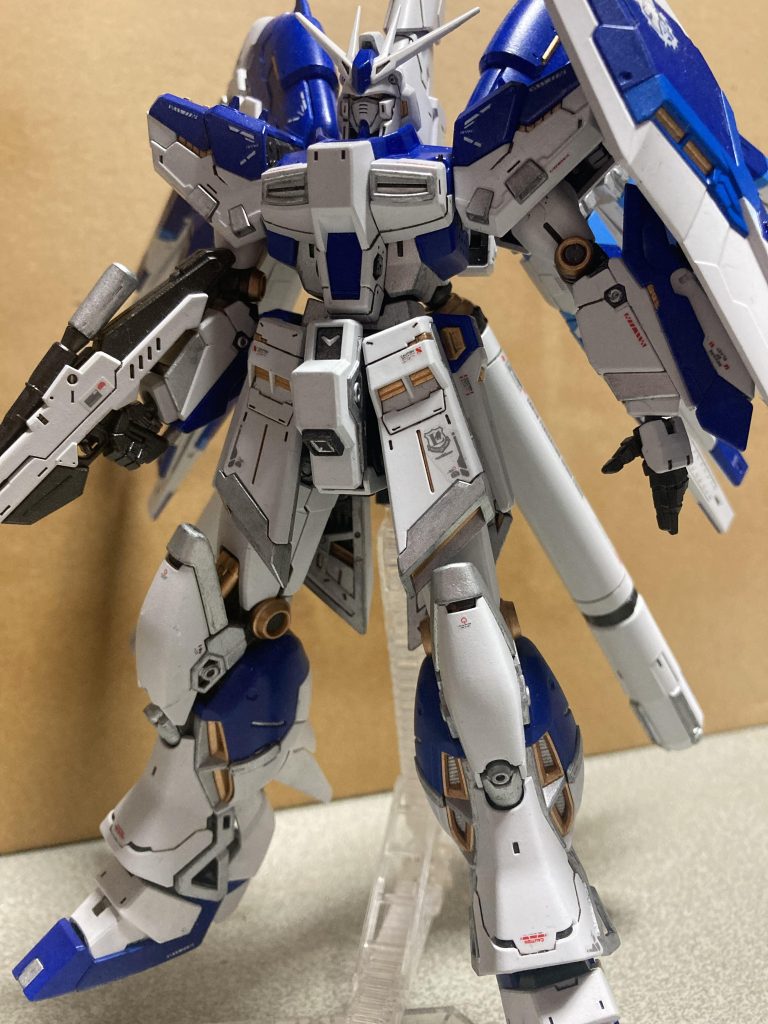 下から煽り。初めて青い方の水性トップコートつや消しを吹いたのですが、足あたりは普通につや消しになり、腰部アーマーから上あたりは半光沢?っぽくなってしまいました。厚く深過ぎたのか自分ではまだわかりませんが、スプレーと言っても難しいものなんだと痛感しました笑RG Hiνガンダム自体は噂通りというか噂以上の神キットでした!