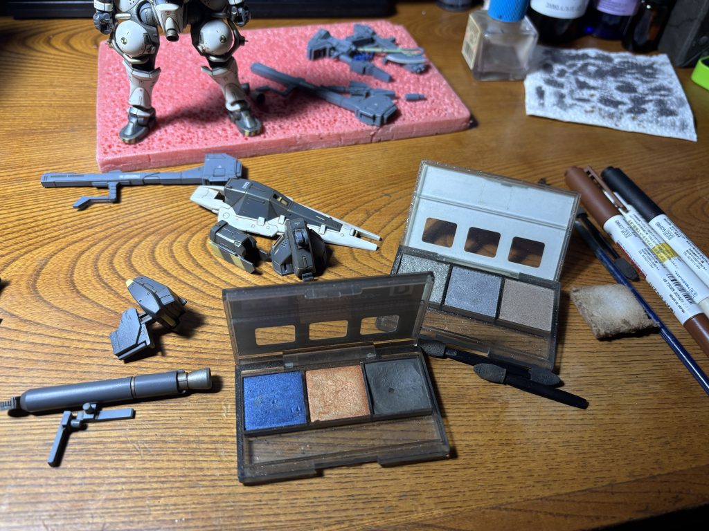 ▲制作過程5 ウェザリング中の一枚 今回は実験機想定なのでススやオイルの汚れに絞って汚したくて リアルタッチマーカーとウェザリングマスターのみの超お手軽汚しにしました