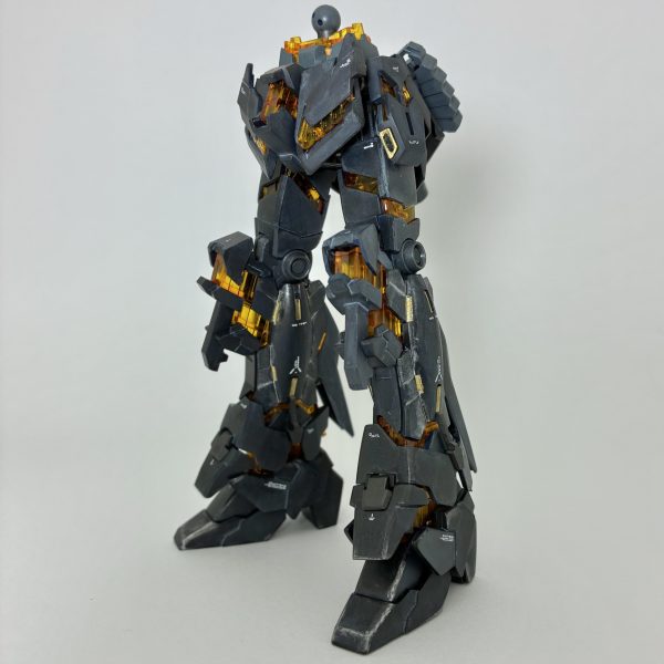 違った足裏は、劇中のその通りにしました。マガジン裏側の空はプラ板とスジボリです。13話冒頭のマリーダ中尉がベースジャバーから、落下遊泳するシーンが好きなんです。（2枚目）