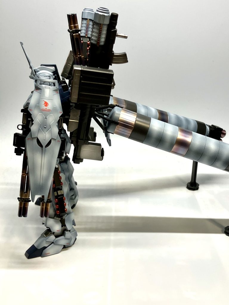 周りの武装は金属感が出るようにガンメタやチタンなどで、ガトリングなどには焼き表現を入れました！