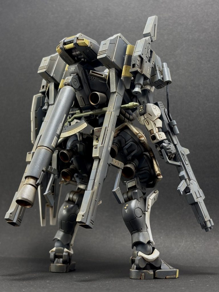 ▲後ろから かなりごちゃごちゃしてますね サイコザクを参考に武器の配置を決めたりしました メカメカしく見えるように後ろに黒やグレーの配色を多くしました