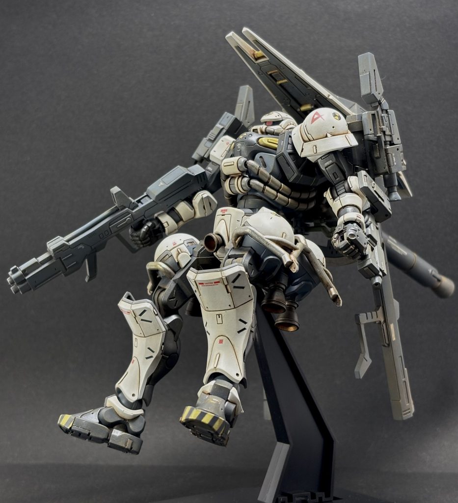 ▲戦闘妄想1 シャアの赤いガンダムvsアムロの白いザクの闘いです まずはシールドブースターで戦場に現れ不意打ち気味に攻撃 さすがのシャアでも完璧には避けきれずシールドくらいは破壊できるんじゃかいでしょうか 先制攻撃+本体の推進剤温存でシールドブースターは役目を終え シールドとして腕に装備し直します