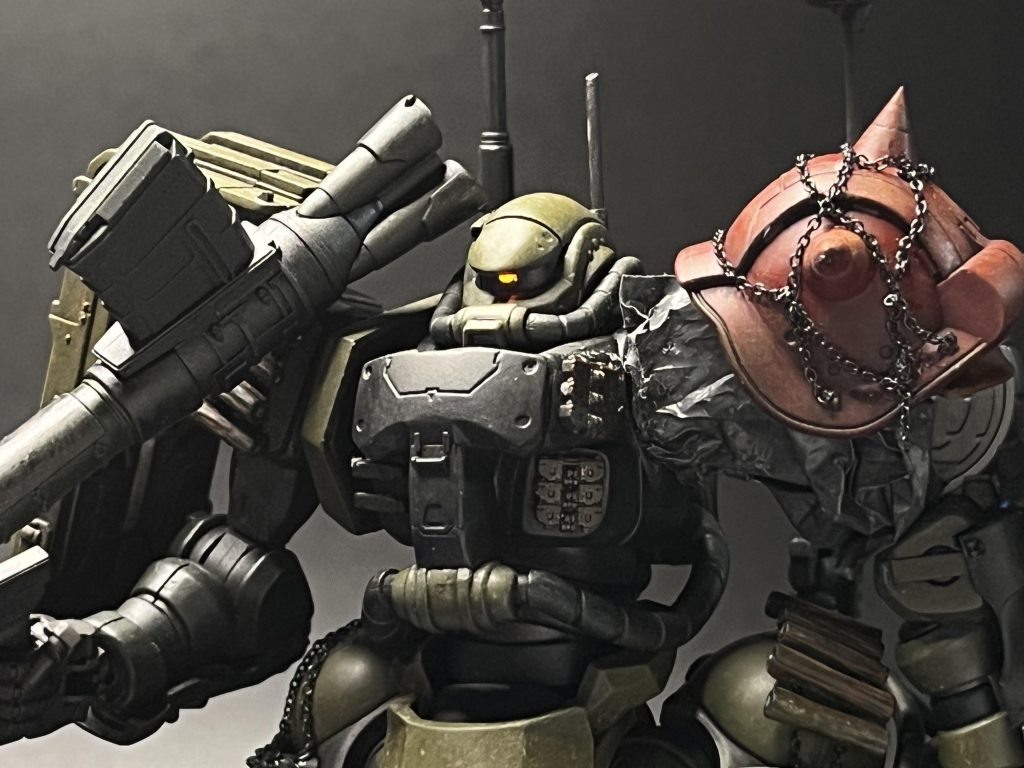 ということで無識別型ザクII ルショーン機(GQ)でした。完成した機体にAFVよろしくパーツを貼り付けていく作業は中々に楽しいものでしたが、いかんせん土台が不安定な湾曲部が多かったせいで触るとぽろぽろ。撮影時のポージングは諦めました。