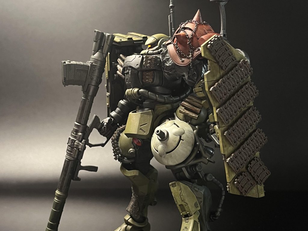 ガンダムがシャアに強奪されてもなお、連邦軍にはジオン軍を凌ぐビーム兵器とそれを鬼神の如く扱う白いモビルスーツが存在した。その敵機によって愛機ザクII F型を失ったルショーンは、リサイクルセンターにおいて廃棄パーツから組み立てられた野戦急造の無識別型ザクIIを受領、リベンジへと向かう。