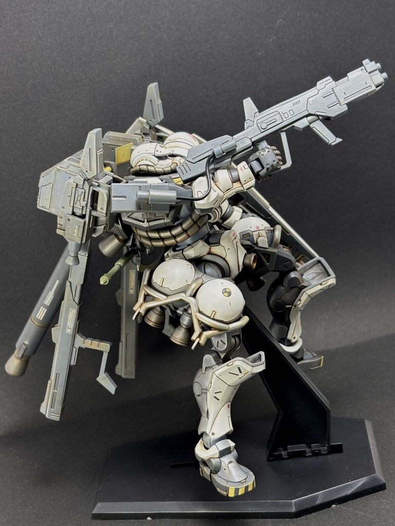 ▲戦闘妄想2 シャアは明らかに危険な敵が現れたのを確信してトンガリ帽子の付録でオールレンジ攻撃してきます でもアムロはライフルで次々と撃ち落とします ファーストを見るにきっと余裕でしょう しかしライフルの残弾はここらで尽きます ザクでビームライフルを撃つため肩にタンクを装備して有線でエネルギーを供給し半ば無理矢理使っていたので弾数は少なく シャアもそれを見てライフルでの遠距離攻撃を仕掛けてきます