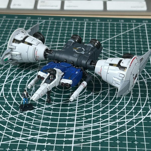 コア・ファイターII には自作のパイロットを搭乗させてみました。付属のフィギュアは設定どおりに塗装。ウェザリングとつや消しトップコートはまだです。（3枚目）