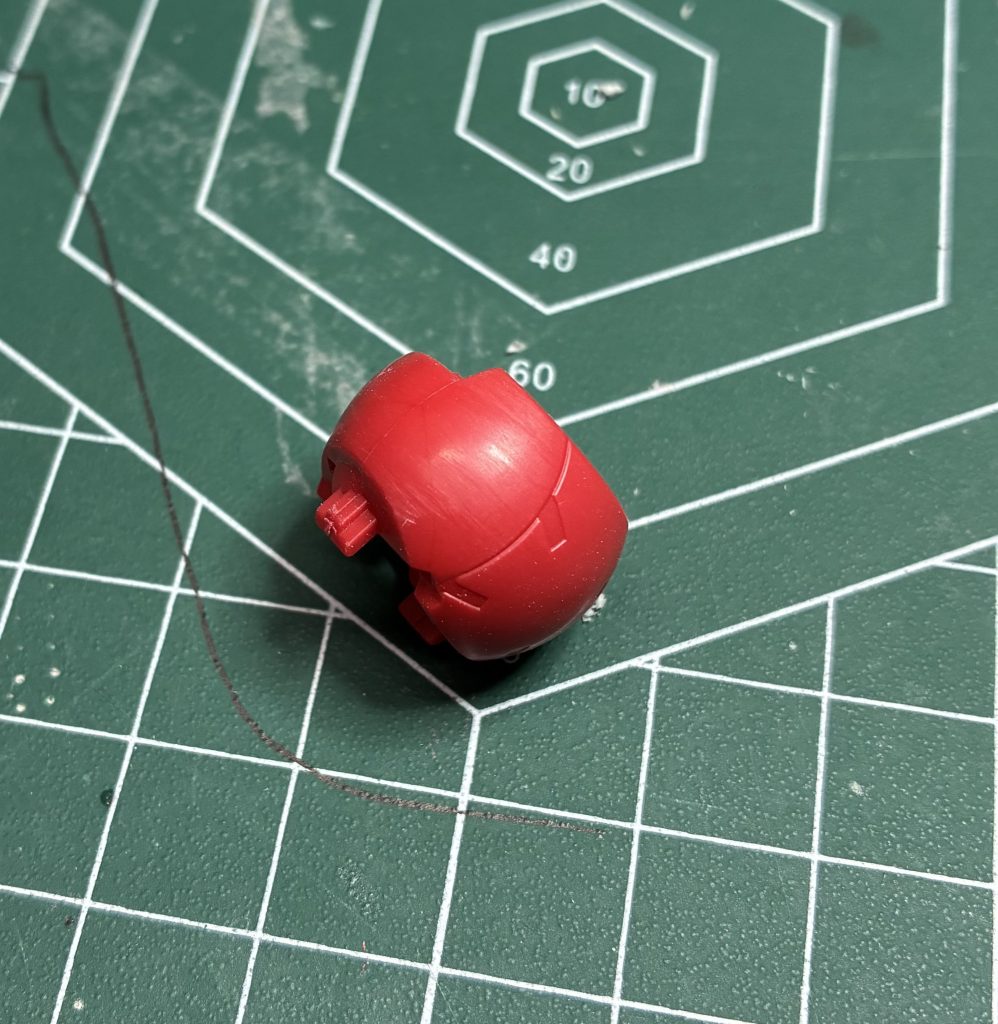 このキット唯一の合わせ目消しのパーツです。色分けも分割も素晴らしく、かなり作りやすいキットでした。赤いガンダムでの反省を活かすべく、赤いガンダムに続いて製作しました。