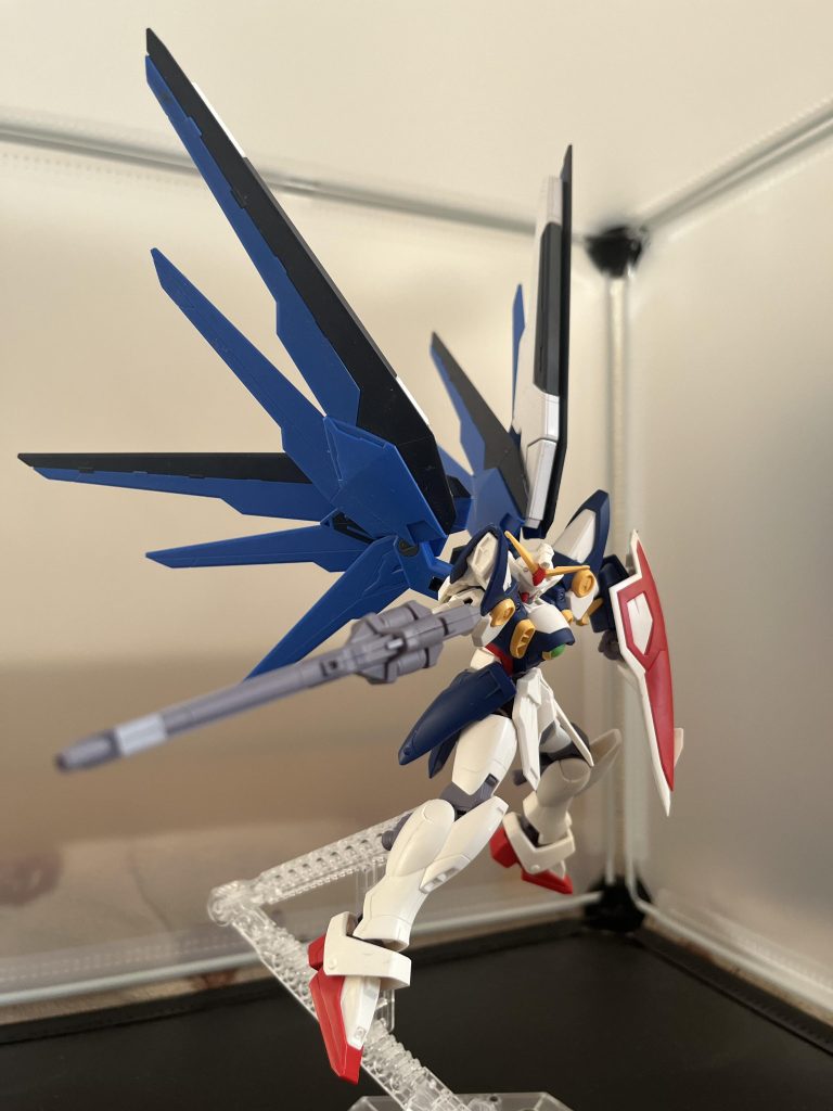 名前通りウイングが特徴的だからウイングガンダムだな、ヨシ！