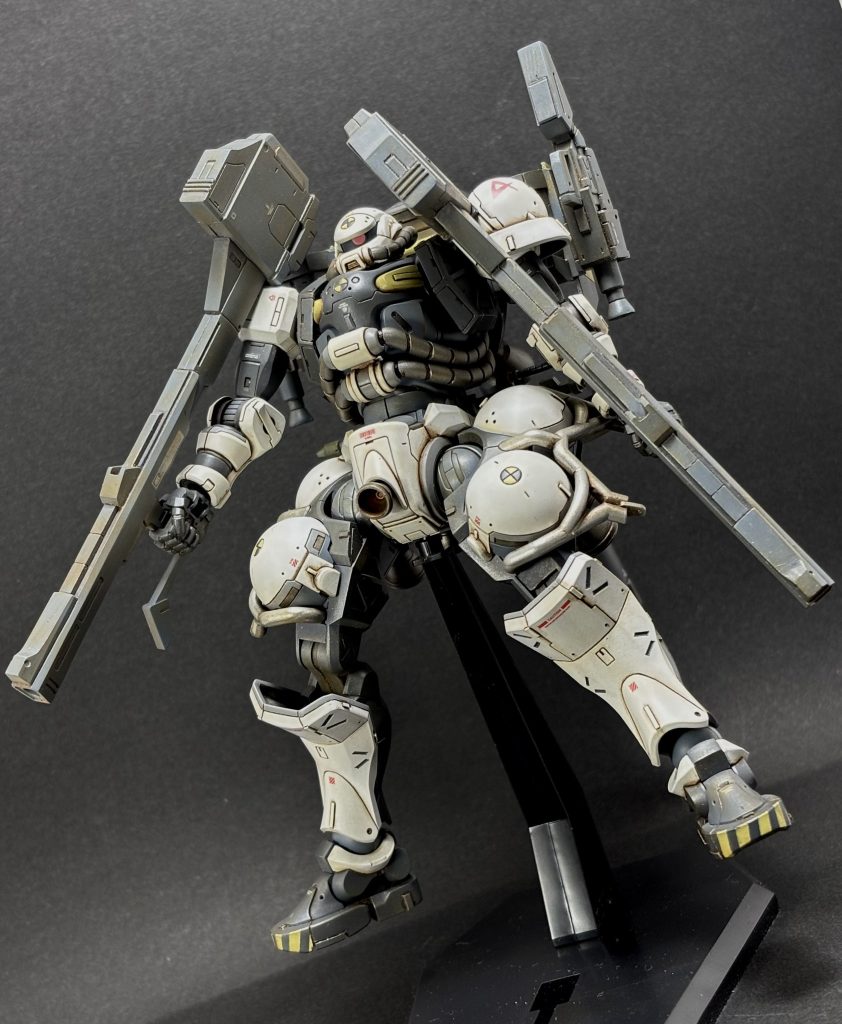 戦闘妄想3 やっぱりアムロといったらバズーカ! ゼータ系の機体でお馴染みクレイバズーカを改造した物をダブルで持たせました 運動性能や追従性 あらゆる面でガンダムに劣りアムロの要求も満たせないザク それでもアムロのセンスと追加したバーニア類で不利を誤魔化し なんとか互角に闘います 両者決定打がなくほとんど同時に弾切れに