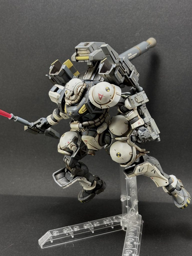 ▲戦闘妄想4 いよいよ闘いは終盤 やっぱり近接戦は欠かせません 肩の後ろでやたら目立っていたのはサーベルでした ヒートホークではビームサーベルと斬り合えないらしいのでサーベルを装備する必要がありました なので電気とメガ粒子をサーベル自体に保存できるビームサーベルを作ってみました タンクが二つ付いているので大きく重く威力持続力刃渡すべてにおいて下位互換という残念スペックですがなんとかザクでサーベルが使える想定です しかし近接では機体性能の差がモロにでてアムロは押され始めます そこで……