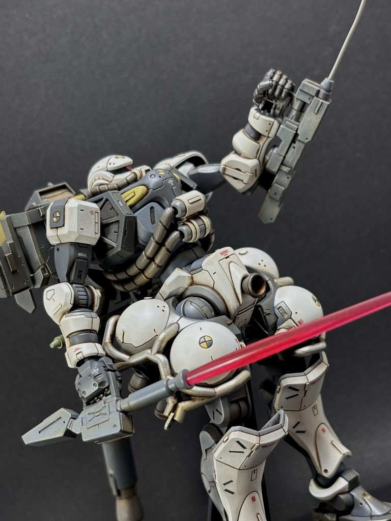 ▲戦闘妄想5 左腕の装備はシールドのハードポイントだけでなくスティグマのワイヤー発射装置も兼ねていたという設定です アムロ+スティグマ テンション上がりませんか!? スティグマのトンデモマニューバで機体性能差を埋め 戦闘はアムロ優先に 決着か? というところでザクの動きが鈍ります なんとアムロが限界に…… スティグマの強烈なGにやられて意識を飛ばしかけトドメがさせなかったのでした パイロットセンスだけでなく女性ならではのG耐性がなければスティグマの力を最大限には引き出せないことが証明される というシイコアゲ展開になって欲しい いやなれ(シイコファン) 決着はつかずサーベルも限界が来てお互い決定打がなくなります と思いきや!