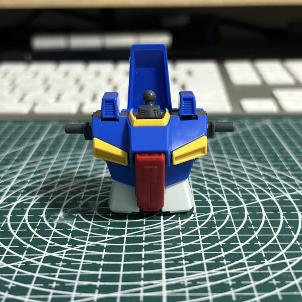 HGのダブルゼータガンダムはアニメ調のスッキリノッペリ感がありすぎるので、少しディテール追加をしようと思っています。はじめに胴体部分に手を付けてみました。腹部分でプラ板を使用して2mm延長を施しています。（2枚目）