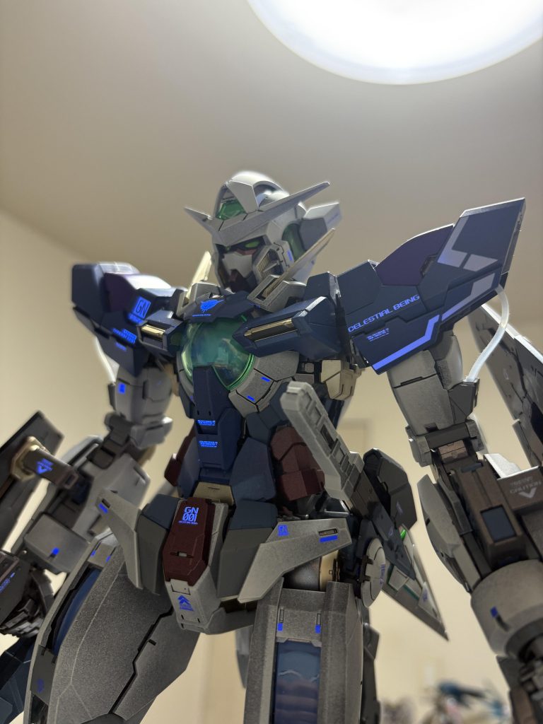 最後に正面をアップで。ごめんなさい、私ポージングのスキルが壊滅的にないので固定ポーズで全部撮りました。2作連続でPGはさすがにしんどかったけど、終わってみたら寂しいですね。そしてエクシアの完成度がマジで良かったので、手に入ればダブルオーライザーも触ってみたい。見ていただきありがとうございました!