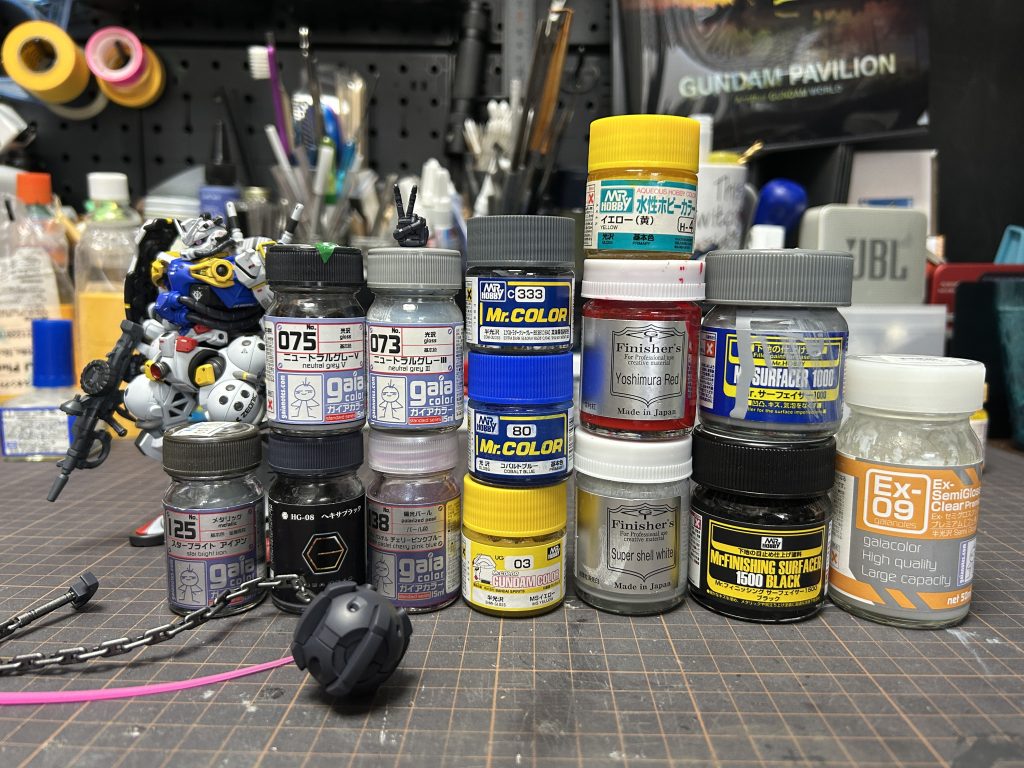 使用塗料一覧。とにかく小さいパーツが多くて掴み辛いのが苦労したポイントでした。視力はかなりいいので見えるんですが掴んだものがすごい勢いで飛んでいって失くなるケースが多数。ミキシング案変更を余儀なくされました。久しぶりの攻めたおふざけは最高に楽しかったです。制作は常にこうありたいです。以上にせ副店長がお送りしました。最後までご覧頂きありがとうございます。
