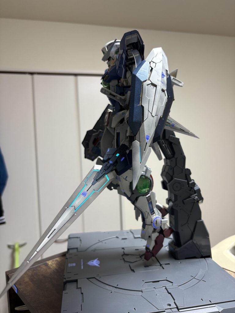 ロングブレイドとシールド。ブラックライトで発光する水転写式デカールを使ったので、目立つ!!そしてロングブレイドかっこいい!