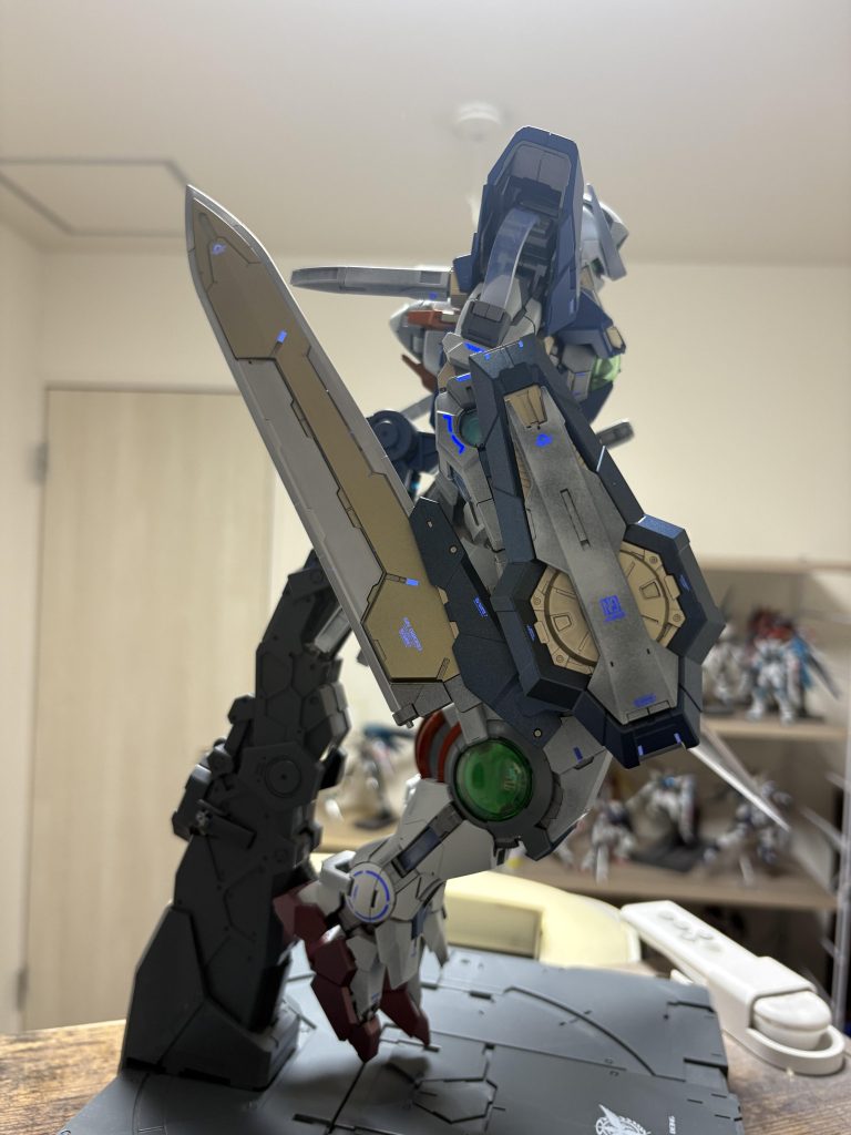 GNソード。エクシアと言ったらこれしかない。白と青の塗装はうまくいったが、ゴールドはちょっとうざかったかも。でも、なんか強そうだからいいや!デカールかっこいい!