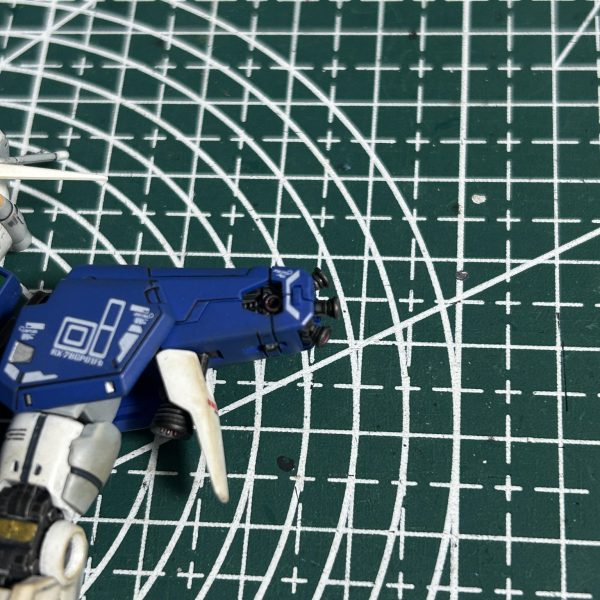 上半身の改修としてショルダーアーマー先端の三連バーニア部分をもう少し飛び出すように干渉部分を削り取りました。（2枚目）