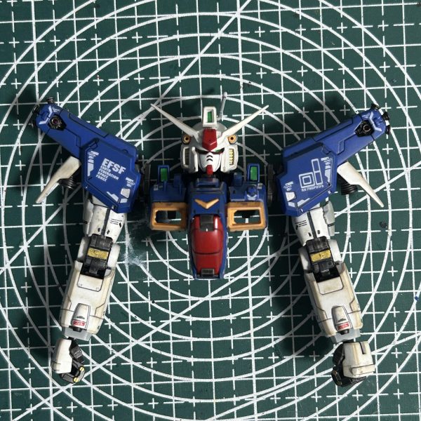 上半身の改修としてショルダーアーマー先端の三連バーニア部分をもう少し飛び出すように干渉部分を削り取りました。（3枚目）